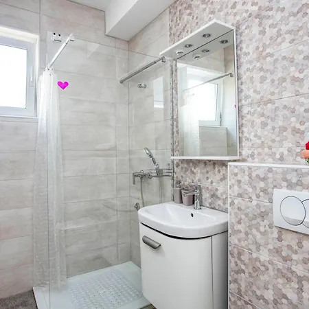 With Parking Space Pirovac, Sibenik - 20011 * 皮罗瓦茨